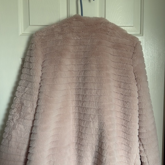 BB Dakota fuzzy coat, great condition! - Picture 7 of 7